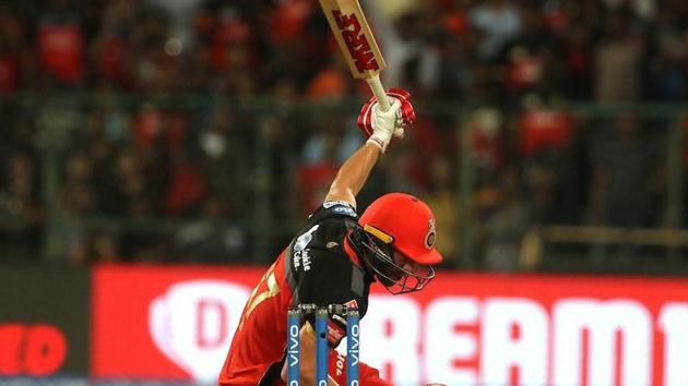 AB de Villiers hit a 95 metre six off Umesh Yadav that landed on the roof of the M Chinnaswamy Stadium in Bangalore during the RCB vs KXIP match(BCCI)