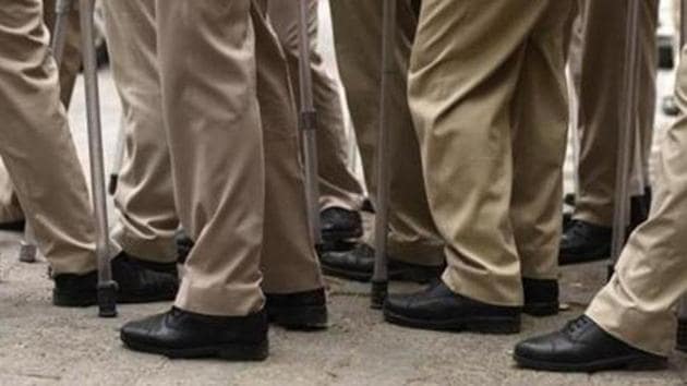 Three cops of the Karnal police have been suspended for allegedly forcing a person to fish out the body of man from Western Yamuna Canal.(Burhaan Kinu/HT PHOTO) Three cops of the Karnal police have been suspended for allegedly forcing a person to fish out the body of man from Western Yamuna Canal.(Burhaan Kinu/HT PHOTO)