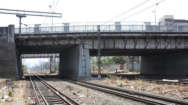 RRB JE Recruitment 2019 Alert: Candidates will be able to change or confirm their language by logging in the link provided on the official websites of RRBs. The change can be made from 10am on April 24 to 11.59pm on May 1, 2019. (HT file) RRB JE Recruitment 2019 Alert: Candidates will be able to change or confirm their language by logging in the link provided on the official websites of RRBs. The change can be made from 10am on April 24 to 11.59pm on May 1, 2019. (HT file)