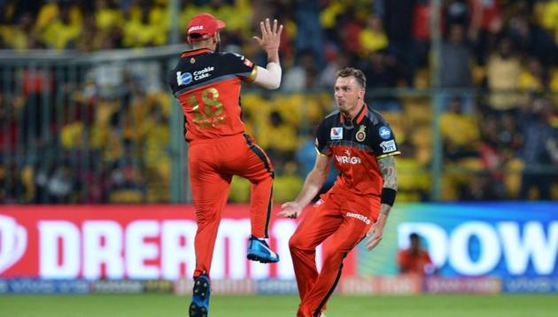 Royal Challengers Bangalore bowler Dale Steyn (R) celebrates with his team captain Virat Kohli the dismissal of Chennai Super Kings batsman Shane Watson for 5 runs during the 2019 Indian Premier League (IPL) Twenty20 cricket match between Royal Challengers Bangalore and Chennai Super Kings(AFP)