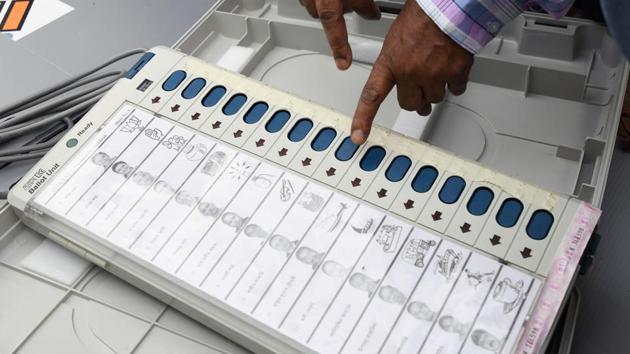 21 opposition parties have moved the Supreme Court and have sought verification of 50% EVMs using VVPAT.(AFP File Photo) 21 opposition parties have moved the Supreme Court and have sought verification of 50% EVMs using VVPAT.(AFP File Photo)