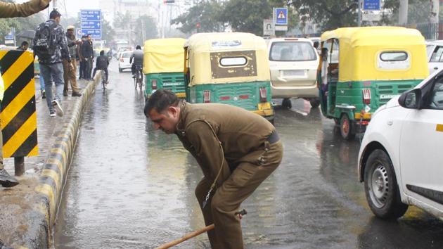 To ensure Golf Course Extension Road is not waterlogged during monsoon this year, the Gurugram Metropolitan Development Authority has allotted a work tender to a private concessionaire to clean all drains along the 6.3km stretch. (Yogendra Kumar/HT PHOTO) To ensure Golf Course Extension Road is not waterlogged during monsoon this year, the Gurugram Metropolitan Development Authority has allotted a work tender to a private concessionaire to clean all drains along the 6.3km stretch. (Yogendra Kumar/HT PHOTO)