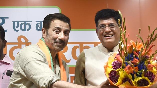 Actor Sunny Deol joined the BJP on Tuesday, April 23, 2019, and was declared the party candidate from the Gurdaspur Lok Sabha seat in Punjab. (Arvind Yadav/HT PHOTO) Actor Sunny Deol joined the BJP on Tuesday, April 23, 2019, and was declared the party candidate from the Gurdaspur Lok Sabha seat in Punjab. (Arvind Yadav/HT PHOTO)