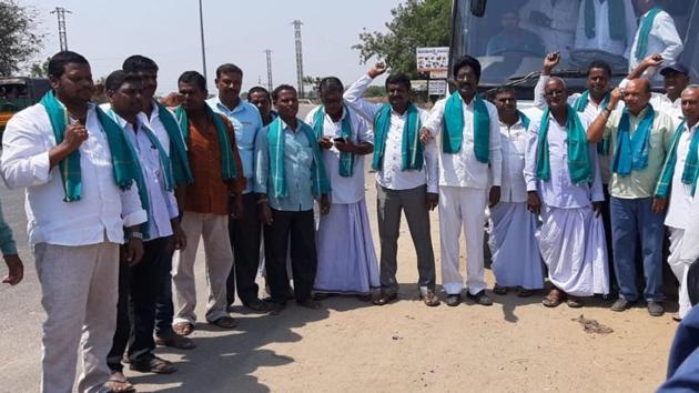 The farmers belonging to Armoor, Balkonda and Nizamabad (rural) areas left for Nagpur in Maharashtra by a private bus and from Nagpur, they would be travelling up to Varanasi by train. (HT PHOTO) The farmers belonging to Armoor, Balkonda and Nizamabad (rural) areas left for Nagpur in Maharashtra by a private bus and from Nagpur, they would be travelling up to Varanasi by train. (HT PHOTO)