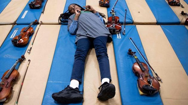 Tyrianna Graham, am eight-year-old violinist, rests between practices. “There was no trust,” Skinner added, recalling the long history of distrust, especially in the city’s African American community, toward local officials and a police force seen as racist and corrupt. (Jim Watson / AFP) Tyrianna Graham, am eight-year-old violinist, rests between practices. “There was no trust,” Skinner added, recalling the long history of distrust, especially in the city’s African American community, toward local officials and a police force seen as racist and corrupt. (Jim Watson / AFP)
