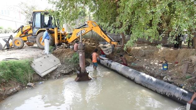 The city’s water supply may be disrupted intermittently next month during the shifting of the water pipelines in the alignment of the northern peripheral road (NPR), known as the Dwarka Expressway, during its proposed widening.(Yogendra Kumar/HT PHOTO)