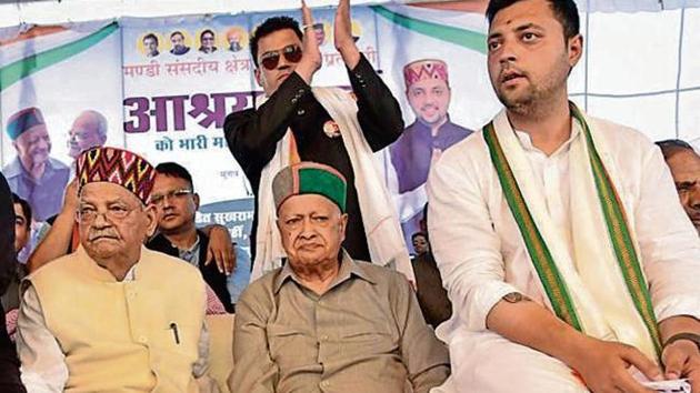 (From Left to Right) Actor Aayush Sharma, former Union minister Sukh Ram, former Himachal Pradesh Virbhadra Singh and Congress candidate from Mandi Lok Sabha seat, Aashray Sharma, at Seri Manch, Mandi, April 25, 2019.(HT Photo)