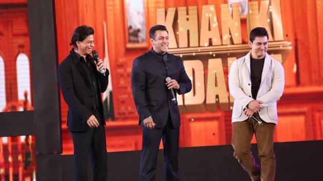 Aamir Khan and Salman Khan visited Shah Rukh Khan at his Bandra residence, Mannat. Aamir Khan and Salman Khan visited Shah Rukh Khan at his Bandra residence, Mannat.