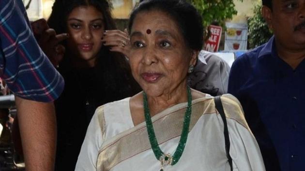 Asha Bhonsle recently paid a visit to the sets of Panipat. Asha Bhonsle recently paid a visit to the sets of Panipat.
