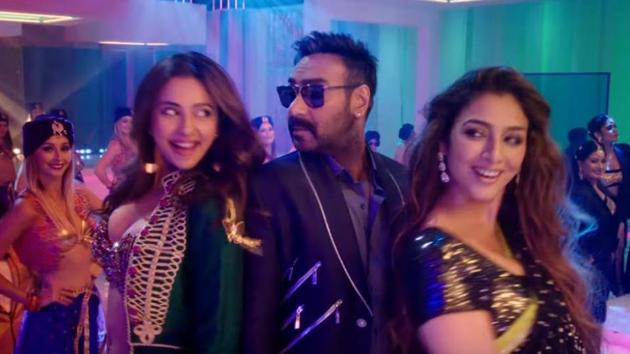 Tabu and Rakul Preet dance with Ajay Devgn in new De De Oyaar De song, Hauli Hauli.