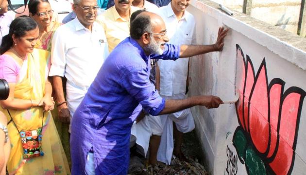 Minister K J Alphons cleaning walls in Ernakulam after the Lok Sabha elections in Kerala.(HT Photo)