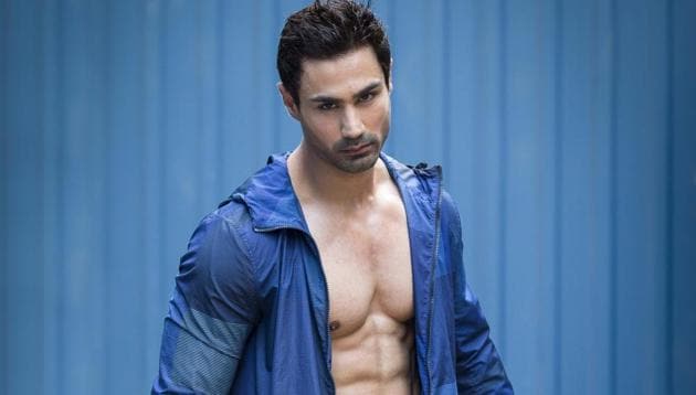 One of India’s leading fitness models, actor Karan Oberoi believes hydration is the key for ab visibility. “You need to start drinking lots of water to get rid of water retention caused by sodium retention, which leads to bloating,” says Oberoi. The 31-year-old actor also swears by daily short cardio sessions to burn and reduce belly fat.