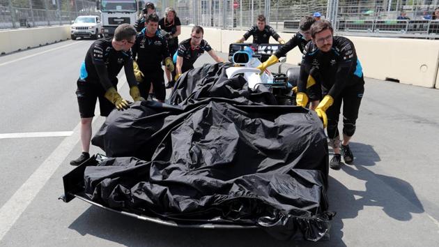 FThe car of Williams' George Russell is recovered after stopping on track REUTERS/Anton Vaganov(REUTERS)