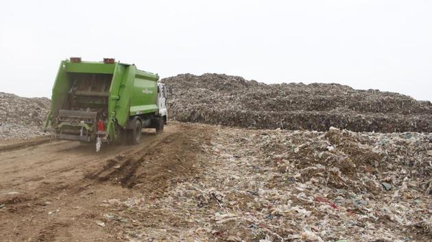 The National Green Tribunal (NGT) came down heavily on the Municipal Corporation of Gurugram (MCG) and Ecogreen Energy, its concessionaire for waste management in the city, earlier this week, for the “sorry state of affairs” at the Bandhwari landfill site.(Yogendra Kumar/HT PHOTO) The National Green Tribunal (NGT) came down heavily on the Municipal Corporation of Gurugram (MCG) and Ecogreen Energy, its concessionaire for waste management in the city, earlier this week, for the “sorry state of affairs” at the Bandhwari landfill site.(Yogendra Kumar/HT PHOTO)