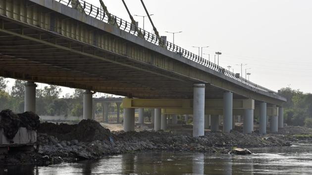 The Yamuna pollution monitoring committee — a panel formed by the National Green Tribunal (NGT) — has directed the Delhi Pollution Control Committee (DPCC) to submit a report at the earliest on the dumping of construction waste into the Yamuna and obstructing the river’s flow below Signature Bridge.(Sanchit Khanna/HT PHOTO)