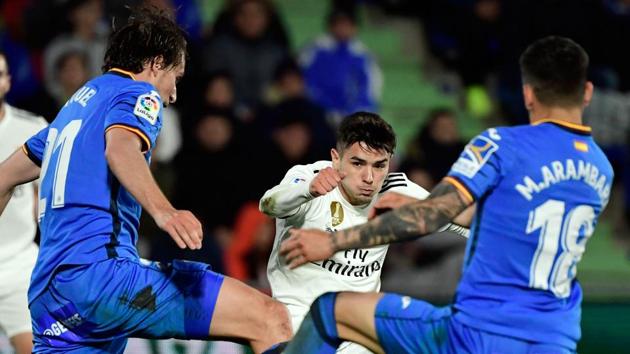 Real Madrid's Spanish midfielder Brahim Diaz (C) shoots between Getafe's Spanish defender Ignasi Miquel (L) and Getafe's Uruguayan midfielder Mauro Arambarri. (AFP) Real Madrid's Spanish midfielder Brahim Diaz (C) shoots between Getafe's Spanish defender Ignasi Miquel (L) and Getafe's Uruguayan midfielder Mauro Arambarri. (AFP)