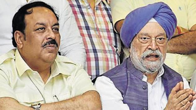 BJP Lok Sabha candidate from Amritsar Hardeep Singh Puri (C) with BJP Punjab president Shwait Malik (L) and others in Amritsar on Thursday. April 25, 2019.(Sameer Sehgal / HT Photo) BJP Lok Sabha candidate from Amritsar Hardeep Singh Puri (C) with BJP Punjab president Shwait Malik (L) and others in Amritsar on Thursday. April 25, 2019.(Sameer Sehgal / HT Photo)