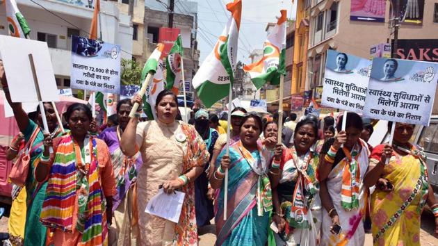 Jharkhand Pradesh Mahila Congress workers campaign for their candidate Subodh Kant Sahay from Ranchi constituency for upcoming lok sabha election campaign 2019.(ANI)