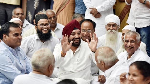 Supporters from various parts of Gandhi Nagar assembly constituency came in large numbers to Congress candidate from East Delhi Arvinder Singh Lovely’s ancestral home in East Azad Nagar Thursday. (Sonu Mehta /HT PHOTO) Supporters from various parts of Gandhi Nagar assembly constituency came in large numbers to Congress candidate from East Delhi Arvinder Singh Lovely’s ancestral home in East Azad Nagar Thursday. (Sonu Mehta /HT PHOTO)