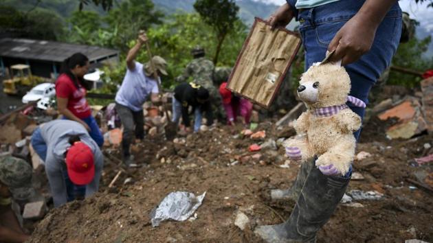 Rescue workers and locals search for victims after a landslide in Rosas, Valle del Cauca department, in southwestern Colombia. (Luis Robayo / AFP) Rescue workers and locals search for victims after a landslide in Rosas, Valle del Cauca department, in southwestern Colombia. (Luis Robayo / AFP)