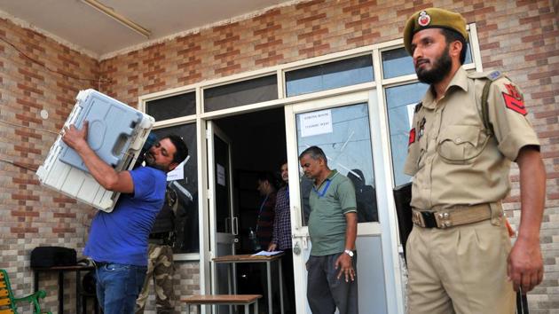 An election official carries a Electronic Voting Machine and other poll-related material, Jammu, April 10, 2019 (Nitin Kanotra / Hindustan Times) An election official carries a Electronic Voting Machine and other poll-related material, Jammu, April 10, 2019 (Nitin Kanotra / Hindustan Times)