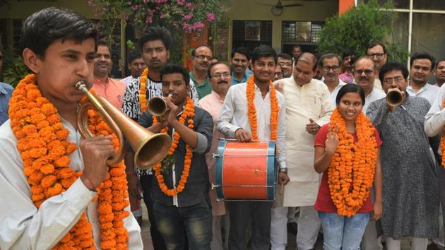 Addressing a rally in Sitapur district, PM Modi offered best wishes to students who were successful in the UP Board examinations, the results for which were declared on Saturday. Students and parent celebrating after the declaration of UP board results.(HT photo)