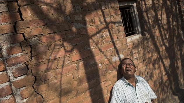 Laxman Dombare stands next to cracks on a wall that appeared after an earthquake in Dahanu, Palghar district, Maharashtra. (Satish Bate / HT Photo) Laxman Dombare stands next to cracks on a wall that appeared after an earthquake in Dahanu, Palghar district, Maharashtra. (Satish Bate / HT Photo)