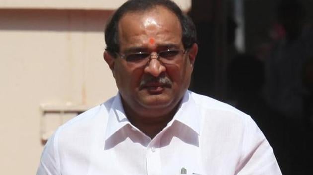 Radhakrishna Vikhe-Patil stayed away from Congress president Rahul Gandhi’s rally at Sangamner in Ahmednagar district on Friday(HT/PHOTO)