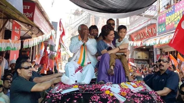 At the Jhandeswar crossing, a group of people showed the Congress leader saffron flags, which she met with a smile. Priyanka Gandhi held the road show for party candidate Annu Tandon.(ANI PHOTO) At the Jhandeswar crossing, a group of people showed the Congress leader saffron flags, which she met with a smile. Priyanka Gandhi held the road show for party candidate Annu Tandon.(ANI PHOTO)