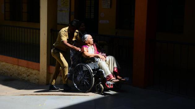 A police personnel helps an elderly person by pushing her wheel chair over a slope during voting in Pune, Maharashtra. (Shankar Narayan / HT photo) A police personnel helps an elderly person by pushing her wheel chair over a slope during voting in Pune, Maharashtra. (Shankar Narayan / HT photo)