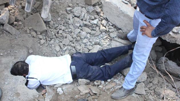 A person with a mental illness who crawled into an underground sewage line underground is rescued by Fire brigade and RDMC, in Thane, Maharashtra. (Praful Gangurde / HT Photo) A person with a mental illness who crawled into an underground sewage line underground is rescued by Fire brigade and RDMC, in Thane, Maharashtra. (Praful Gangurde / HT Photo)