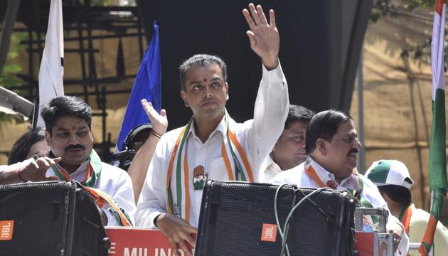 Driving atop his rath through Kalachowki’s lanes, with Tricolour flags in the air in another Marathi-dominated area, Deora made the bid to woo the Marathi heartland of the city.(Anshuman Poyrekar/HT Photo)