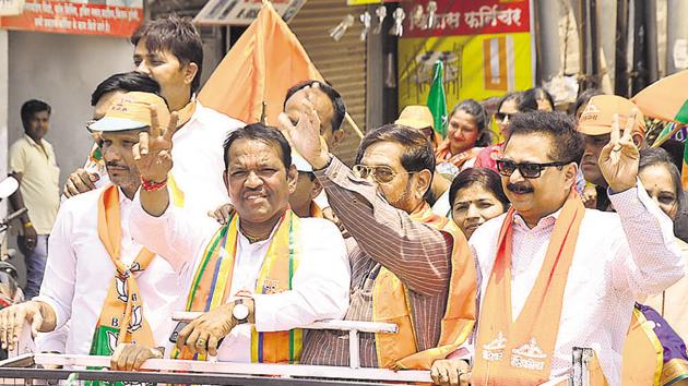 Shrirang Barne (second from left), sitting member of Parliament and Shiv Sena candidate from Maval Lok sabha constituency, wave to supporters at a road show organised at Chinchwad on the last day of campaigning in Pune on Saturday. (HT PHOTO) Shrirang Barne (second from left), sitting member of Parliament and Shiv Sena candidate from Maval Lok sabha constituency, wave to supporters at a road show organised at Chinchwad on the last day of campaigning in Pune on Saturday. (HT PHOTO)