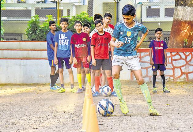 According to the readers, PDFA must improve infrastructure and playing conditions for school-level football. (In pic) Children practice football at Vidya Bhavan school, Model Colony.(Sanket Wankhade/HT PHOTO)
