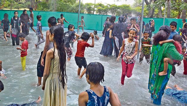 The city recorded a maximum temperature of 43 degrees celsius and children are seen playing at the Empress Garden on Sunday. (SHANKAR NARAYAN/HT PHOTO) The city recorded a maximum temperature of 43 degrees celsius and children are seen playing at the Empress Garden on Sunday. (SHANKAR NARAYAN/HT PHOTO)
