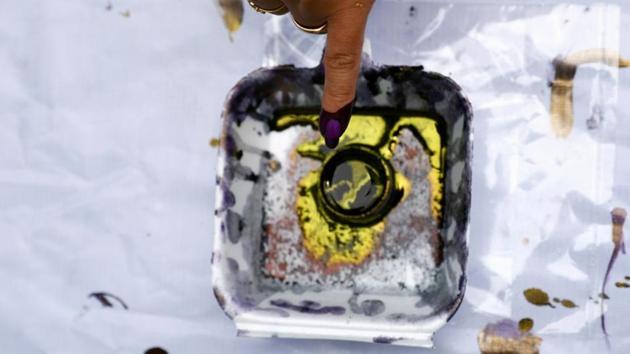 A voter dips a finger in ink after voting during elections in Jakarta, Indonesia on April 17, 2019.(Reuters Photo) A voter dips a finger in ink after voting during elections in Jakarta, Indonesia on April 17, 2019.(Reuters Photo)