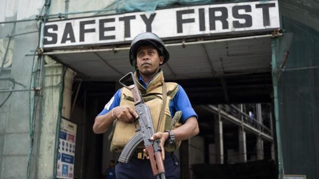 TOPSHOT - A Sri Lankan soldier stands guard on a street in Colombo on April 27, 2019, following a series of bomb blasts targeting churches and luxury hotels on Easter Sunday in Sri Lanka.(AFP photo)