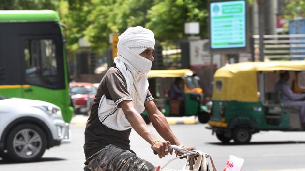 The national capital reeled under scorching heat on Saturday, with the maximum temperature recorded at 40.7 degrees Celsius, officials said.(Sonu Mehta/HT PHOTO)