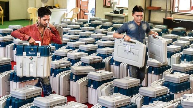 The Election Commission has set up 140,852 polling booths and made elaborate security arrangements for the safety of the 128 million people voting today. The Election Commission has set up 140,852 polling booths and made elaborate security arrangements for the safety of the 128 million people voting today.