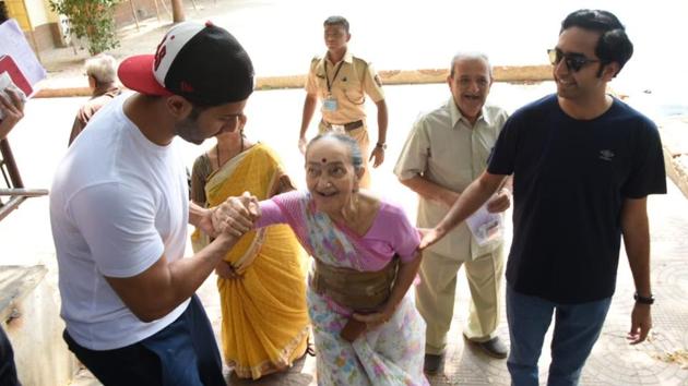Varun Dhawan helps an old woman climb stairs. (Varinder Chawla) Varun Dhawan helps an old woman climb stairs. (Varinder Chawla)