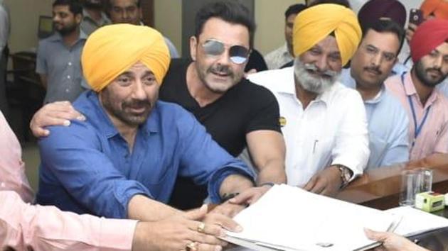 BJP candidate from Gurdaspur Sunny Deol, accompanied by his brother Bobby Deol, submits his nomination papers on Monday. (Credit: Sameer Sehgal/HT photo) BJP candidate from Gurdaspur Sunny Deol, accompanied by his brother Bobby Deol, submits his nomination papers on Monday. (Credit: Sameer Sehgal/HT photo)