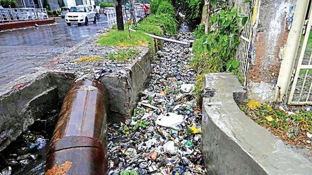 The authority has reportedly taken this decision after several visitors and traders complained of choked sewers and foul smells in many areas where food joint owners and street vendors reportedly dumped waste illegally.(HT Photo)
