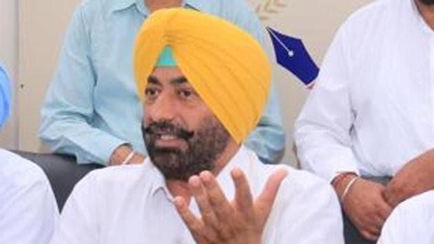 Sukhpal Singh Khaira (in yellow turban) is contesting the Lok Sabha elections from the Bathinda seat. (Sanjeev Kumar / HT Photo) Sukhpal Singh Khaira (in yellow turban) is contesting the Lok Sabha elections from the Bathinda seat. (Sanjeev Kumar / HT Photo)