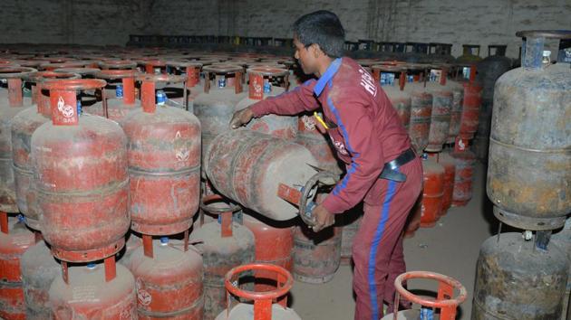 In Bihar, eight million people have received the connections, but a study by the non-profit Research Institute for Compassionate Economics this month said 36% of households in four of India’s largest states still use traditional fuel. Despite sometimes patchy success, the WHO last year praised the scheme, saying that in two years it had helped 37 million women below the poverty line switch to clean energy. (Narinder Nanu / AFP) In Bihar, eight million people have received the connections, but a study by the non-profit Research Institute for Compassionate Economics this month said 36% of households in four of India’s largest states still use traditional fuel. Despite sometimes patchy success, the WHO last year praised the scheme, saying that in two years it had helped 37 million women below the poverty line switch to clean energy. (Narinder Nanu / AFP)