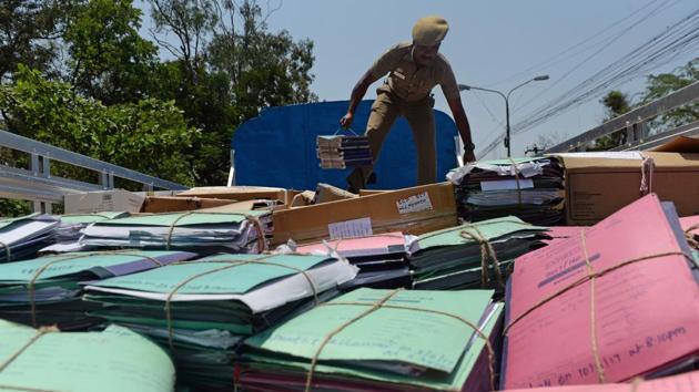 A member of the Election Commission’s flying squad searches a truck for illegal cash or liquor, Coimbatore, Tamil Nadu, March 26 ,(AFP)