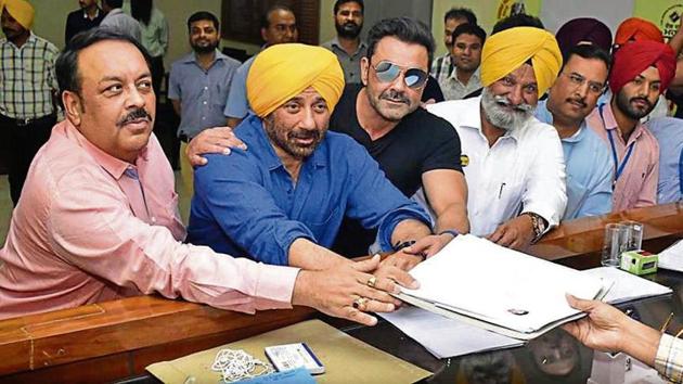 The actor and BJP candidate from Gurdaspur, Sunny Deol, files nomination papers on Monday. (Sameer Seghal/HT Photo) The actor and BJP candidate from Gurdaspur, Sunny Deol, files nomination papers on Monday. (Sameer Seghal/HT Photo)