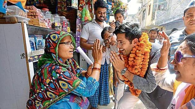 In multiple stopovers during the rally, Chadha met residents of the locality and explained the benefits full statehood for Delhi. (HT Photo) In multiple stopovers during the rally, Chadha met residents of the locality and explained the benefits full statehood for Delhi. (HT Photo)