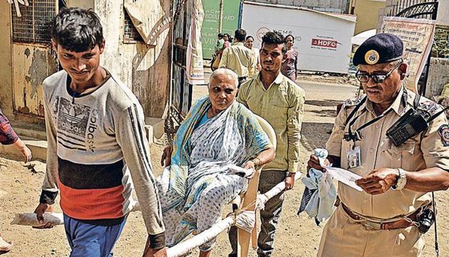 An elderly woman being ferried to a polling booth in Jogeshwari on a palanquin.(Satyabrata Tripathy/HT Photo)