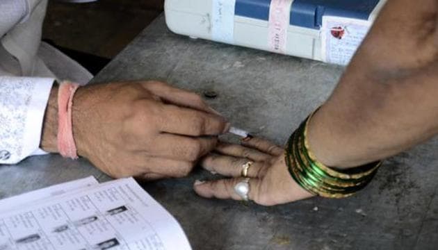 On Monday, when the mercury was at 40.2 degrees Celsius, voter turnout at Maval was 59.49 %, while for Shirur it was 59.46%, according to the Election Commission of India (ECI).(Ravindra Joshi/HT PHOTO)