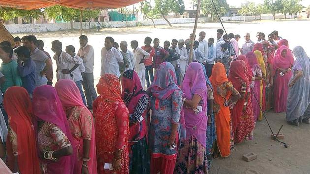 People queue up at a polling booth in Chotan, Rajasthan, on Monday, April 29, 2019.(HT Photo)